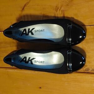 New In Box Anne Klein Black Two-tone Pump With Memory Foam Size 6M
